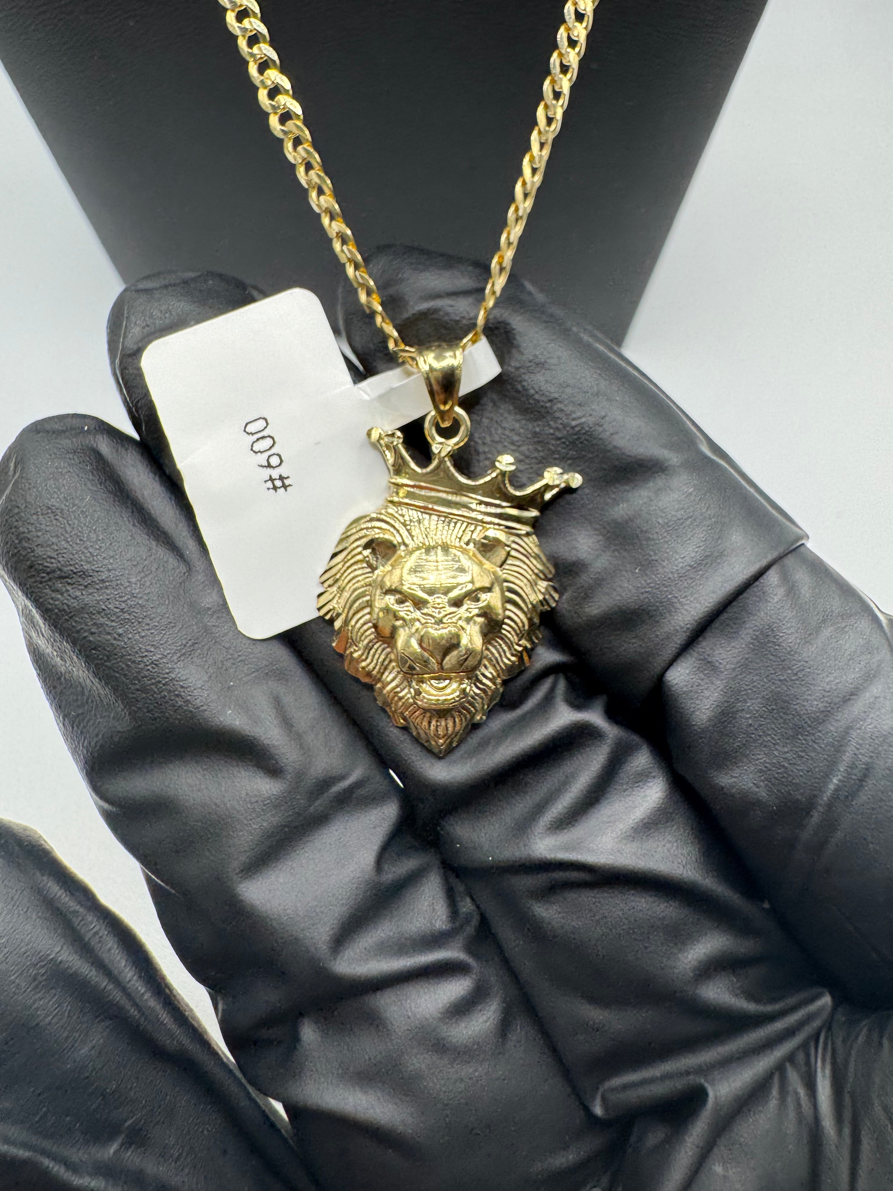 Curve chain with lion pendant