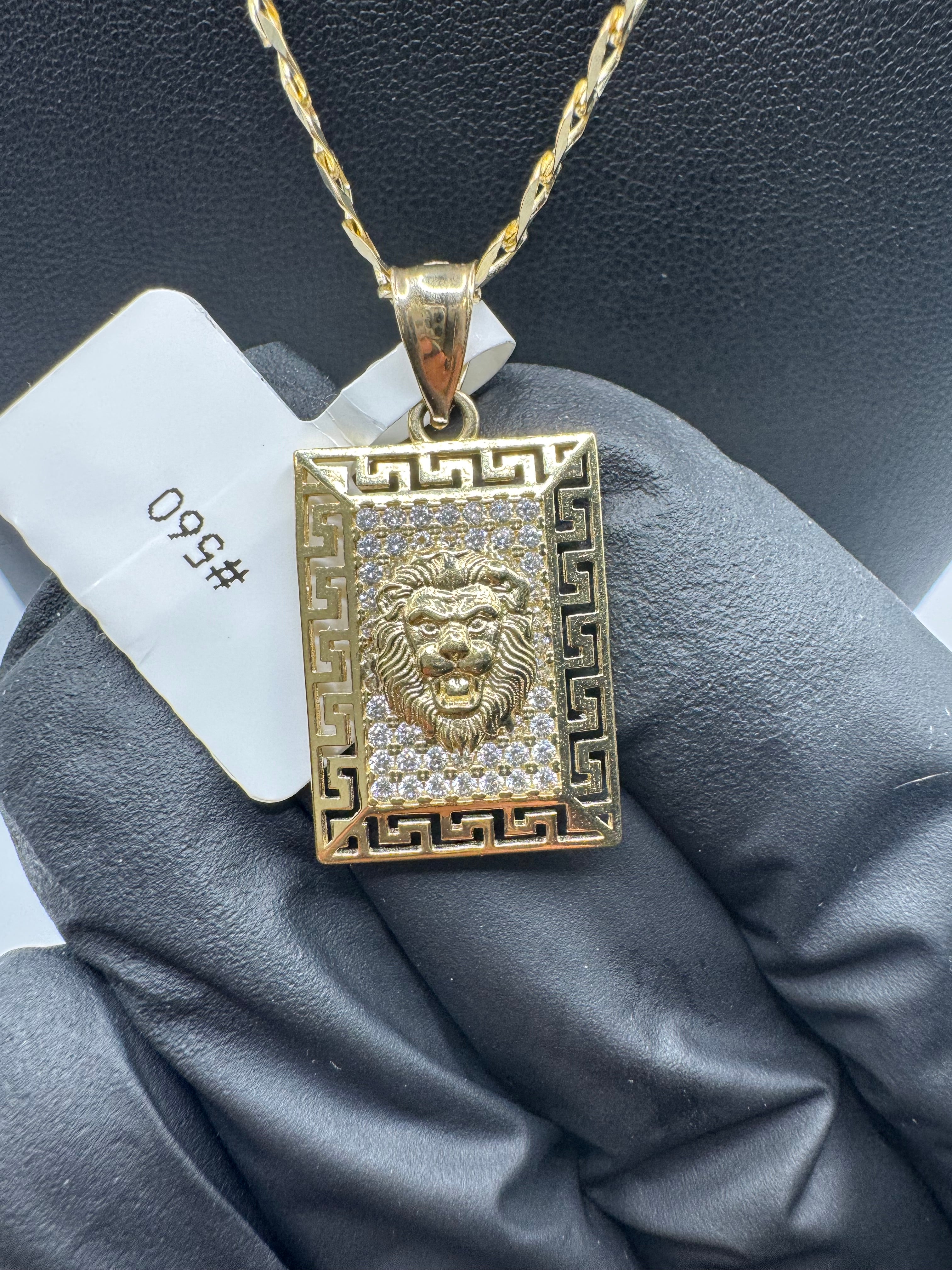 Curve chain with Lion pendant