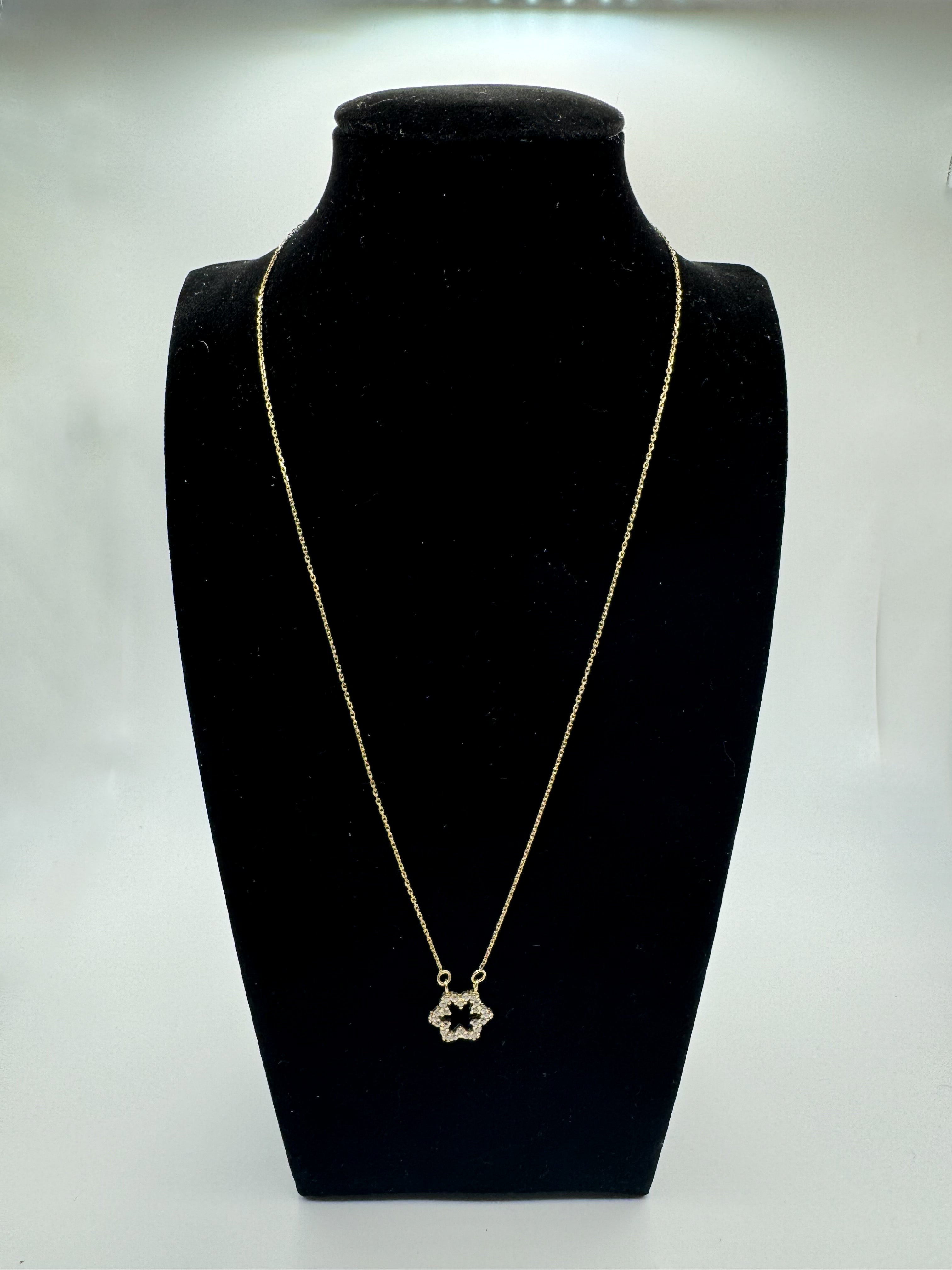 Chain with flower pendant