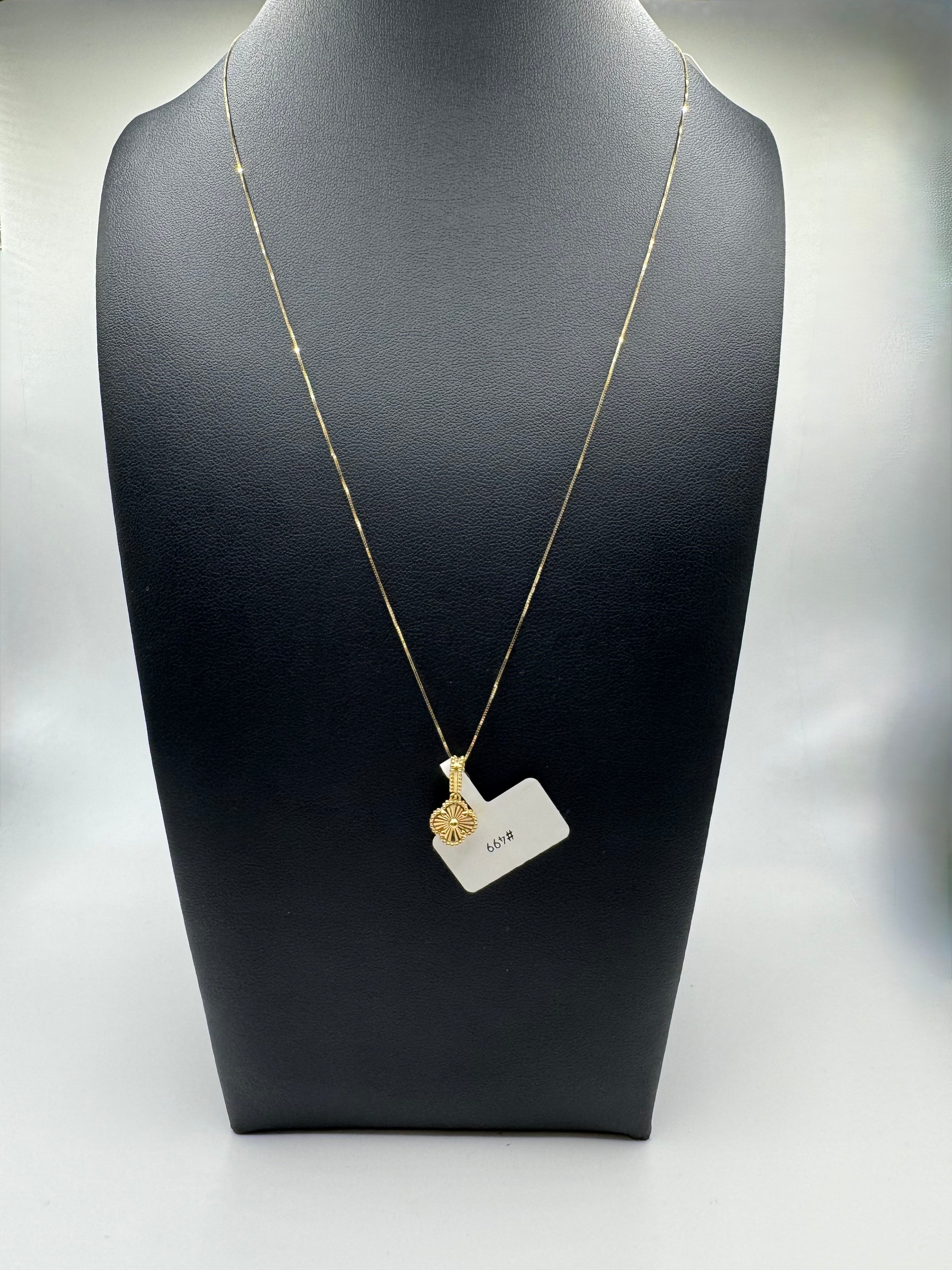 Box chain with clover pendant